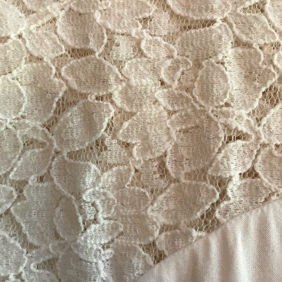 😀 $30/3 Soft lace inset sleeveless blouse - Picture 3 of 6